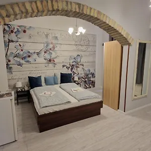 Spring Roses Downtown Boutique Apartman