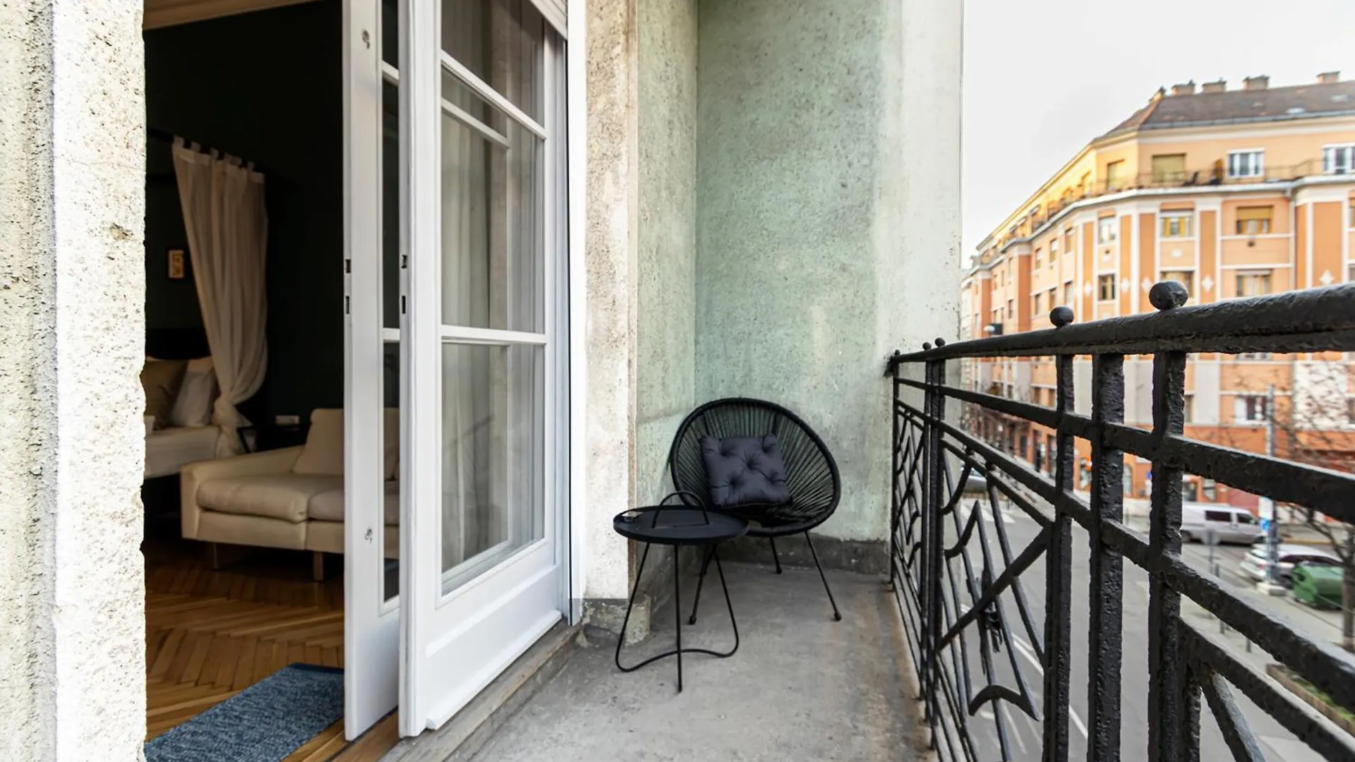 80 Sqm, 3 Bedrooms, 2 Bathrooms, New Budapest Apartment
