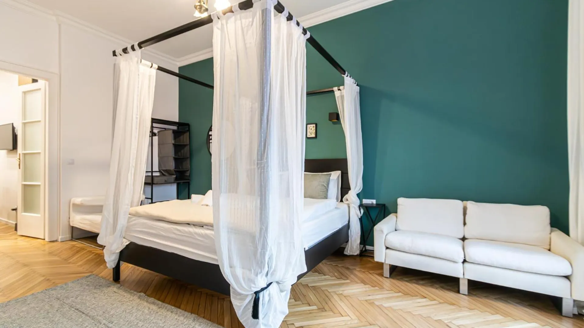 80 Sqm, 3 Bedrooms, 2 Bathrooms, New Budapeşte